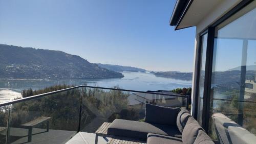 Dunedin House | Stunning modern home with amazing harbour views