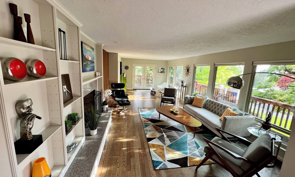 Sunnyside House | Stunning Mountain-View Mid Century Home w/hi-def theater, deck, parking