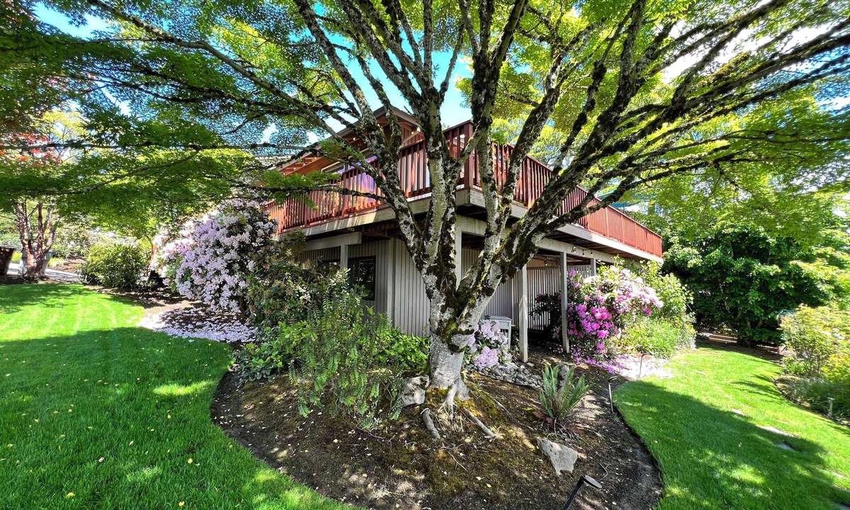 Sunnyside House | Stunning Mountain-View Mid Century Home w/hi-def theater, deck, parking