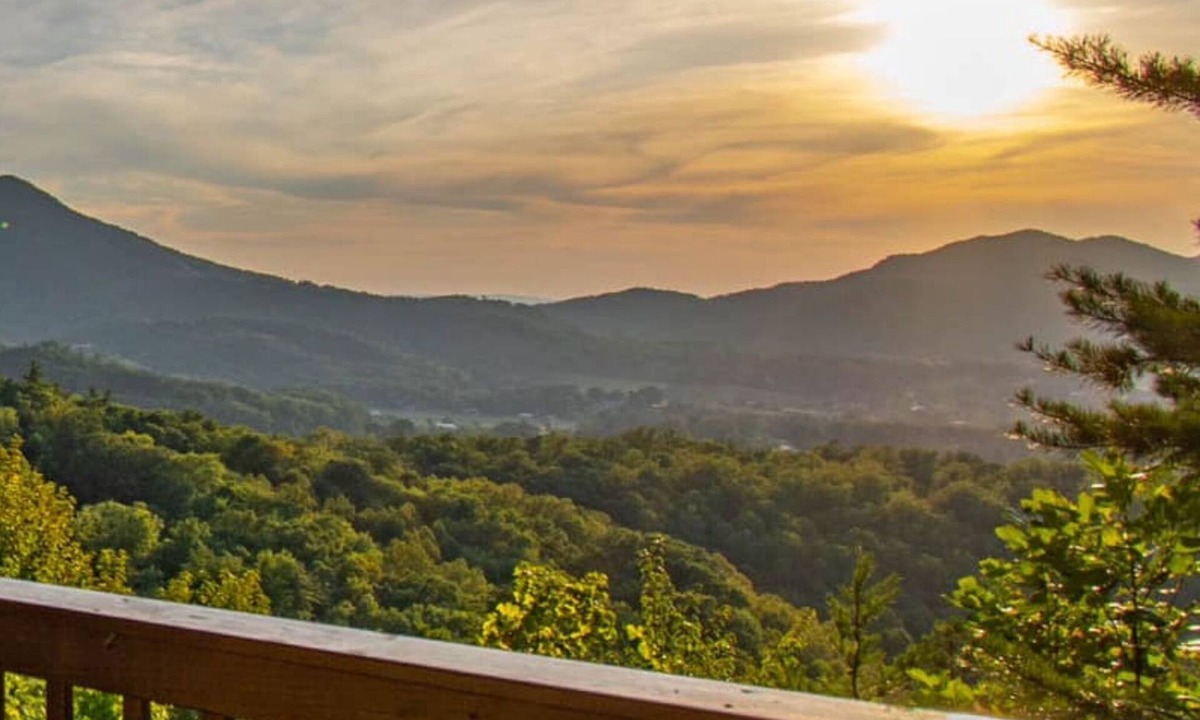 Smoky Mountains Cabin | Stunning Mountain Views. Minutes to Nat’l Park. Dog Friendly! Sleeps up to 8.