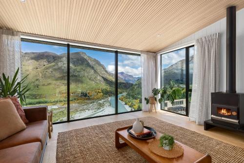 Arthur's Point House | Stunning Mountain Views in Queenstown-Hot tub