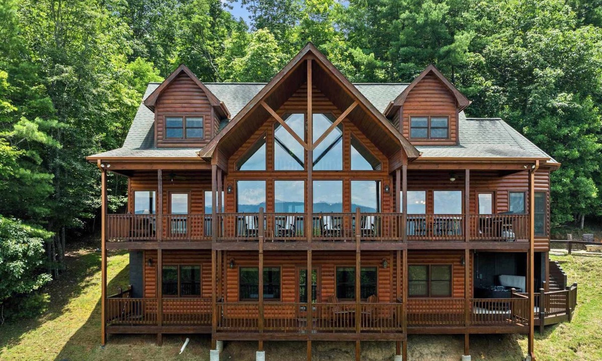 Mineral Bluff House | Stunning Mtn Views! Sleeps 10~Hot Tub~Game Room