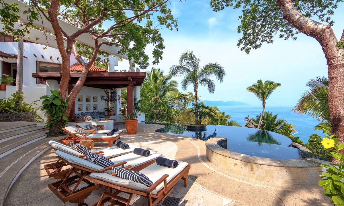Conchas Chinas Villa | STUNNING VILLA, JACUZZI, POOL & STAFF