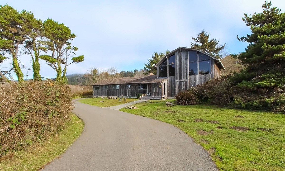 Smith River House | Stunning Ocean & Mountain Views, Quiet Family Home, Gas Grill, Beach Access