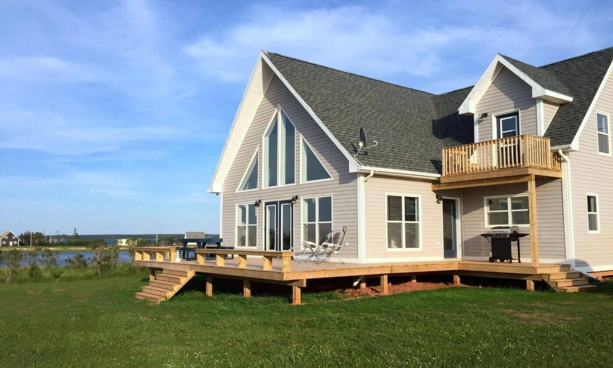 New London Cottage | Stunning oceanfront cottage