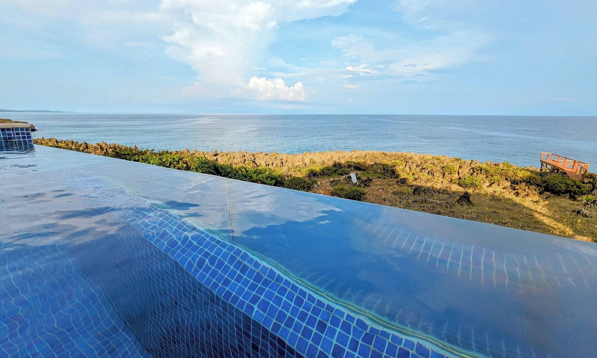 Turtle Crossing House | Stunning Oceanfront 5 Bed House with Infinity Pool