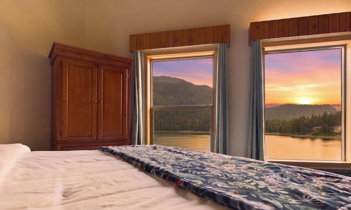 Juneau House | Stunning Oceanfront Home w/Mountain Views!