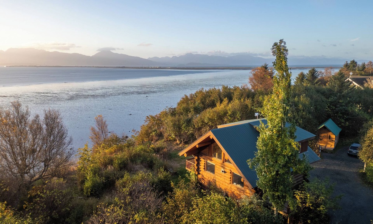 Homer Cabin | Stunning Oceanfront Log Home w/Glacier & Spit View