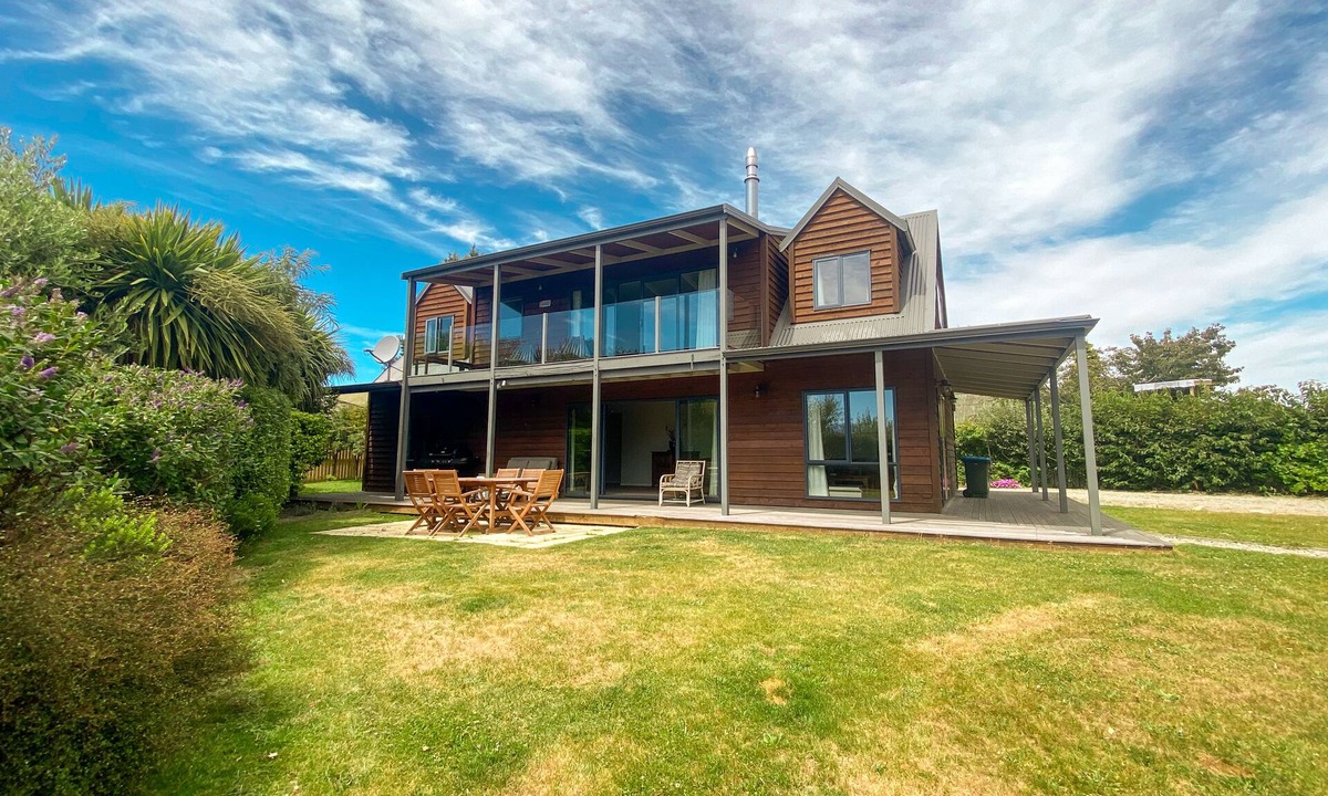 Lake Hawea House | Stunning panoramic Lake Views 5 Bedrooms - 15m to Wanaka
