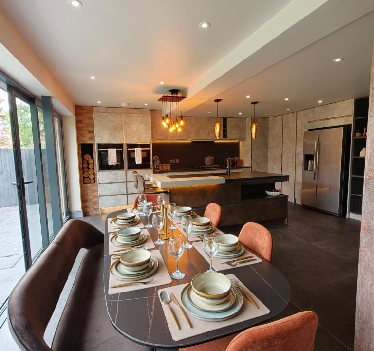 Solihull House | Stunning Park Views Luxury Escape 7 Seat HOT TUB- 5 Double Bedrooms LWB Van X2 Parking 2 Living Rooms NR JLR NEC BHX HS2 Mell Square - By Samina Arz Stays - 7 Seater Hot TUB Due late July early August onwards
