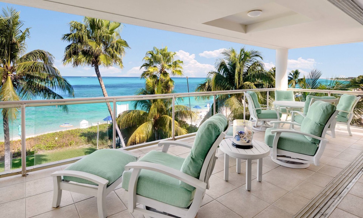 The Bight Condo | Stunning penthouse at Coral Gardens- GRACE BAY BEACH!