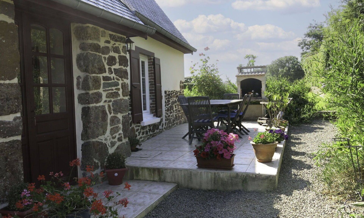 Sourdeval-les-Bois House | Stunning private villa for 4 guests with WIFI, TV, terrace and pets allowed