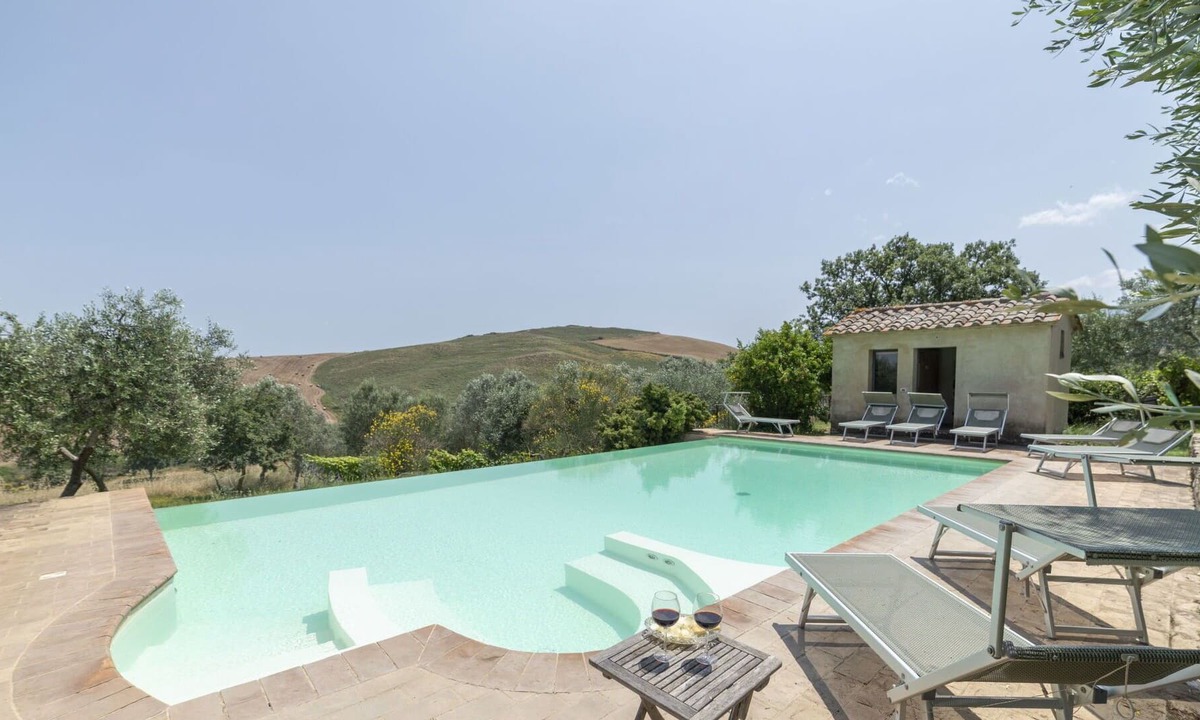 Castiglione d'Orcia Villa | Stunning private villa with WIFI, private pool, hot tub, TV, terrace, parking, close to Montalcino