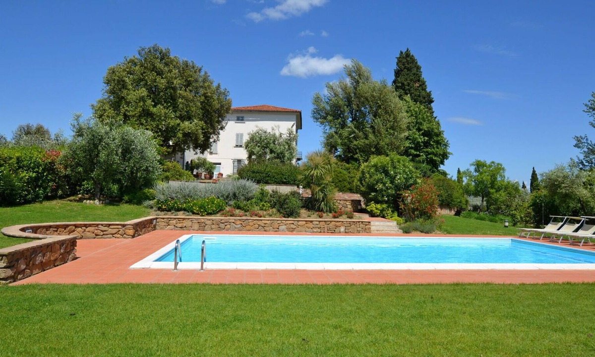 Vinci Villa | Stunning private villa for 10 guests with private pool, WIFI, TV, patio, pets allowed and parking