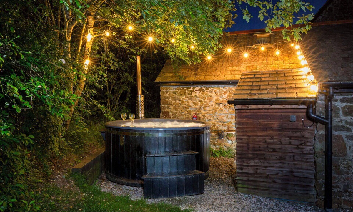 Cookbury House | Stunning private villa for 5 guests with WIFI, hot tub, TV, patio and pets allowed