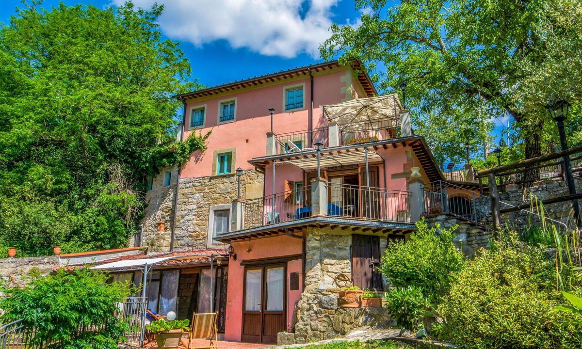 Loro Ciuffenna House | Stunning private villa for 12 people with private pool, WIFI, TV, terrace and pets allowed
