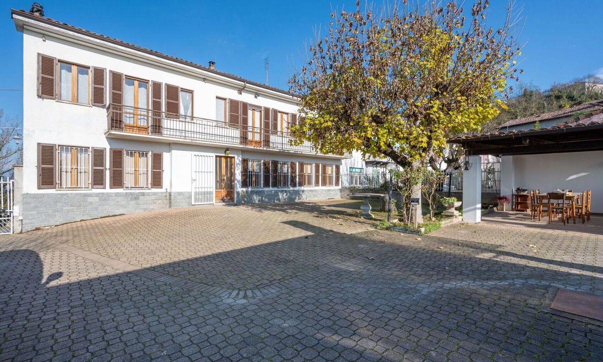 Abbazia House | Stunning private villa for 6 guests with WIFI, private pool, TV, patio and pets allowed