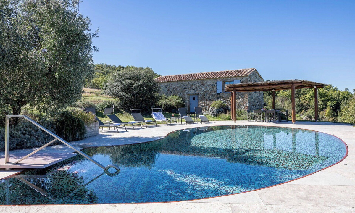Casole d'Elsa Villa | Stunning private villa for 10 people with WIFI, private pool, A/C, TV and pets allowed