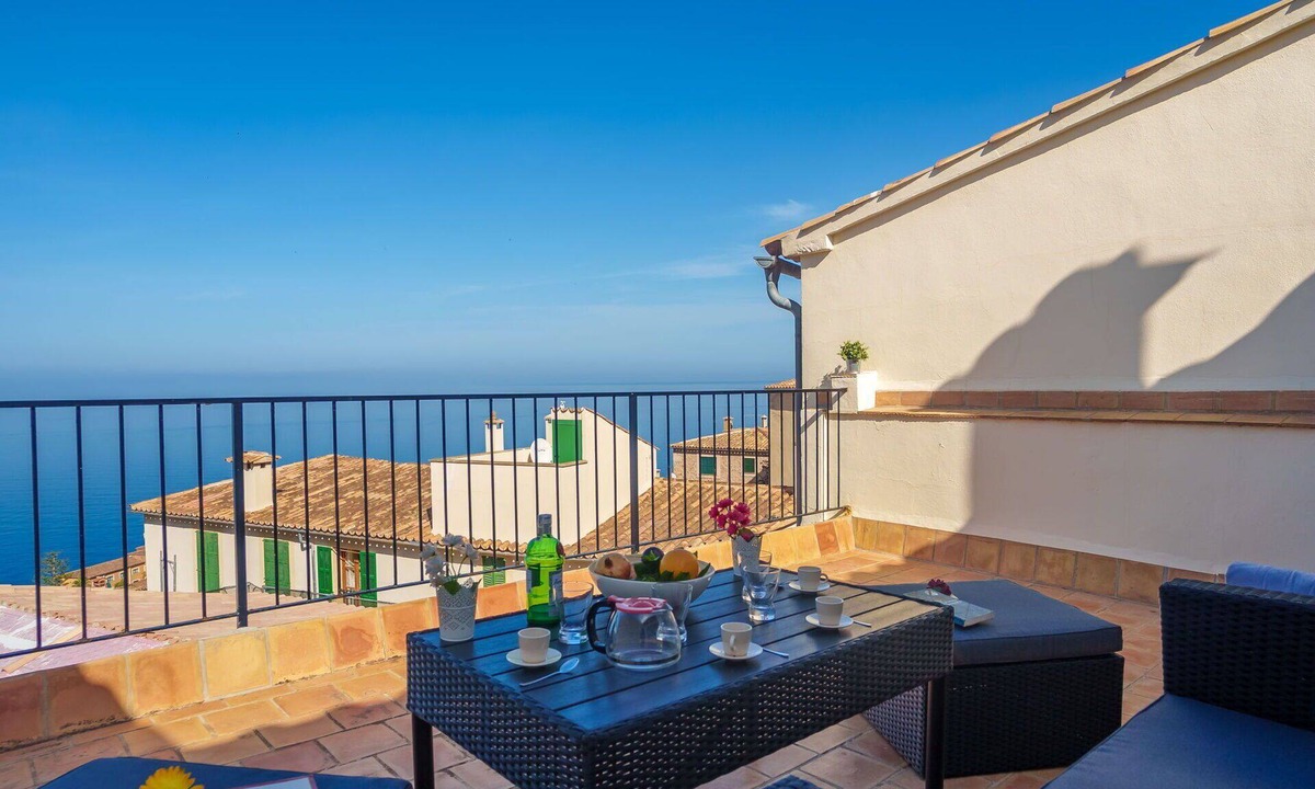 Banyalbufar House | Stunning private villa for 6 people with WIFI, A/C, TV and terrace