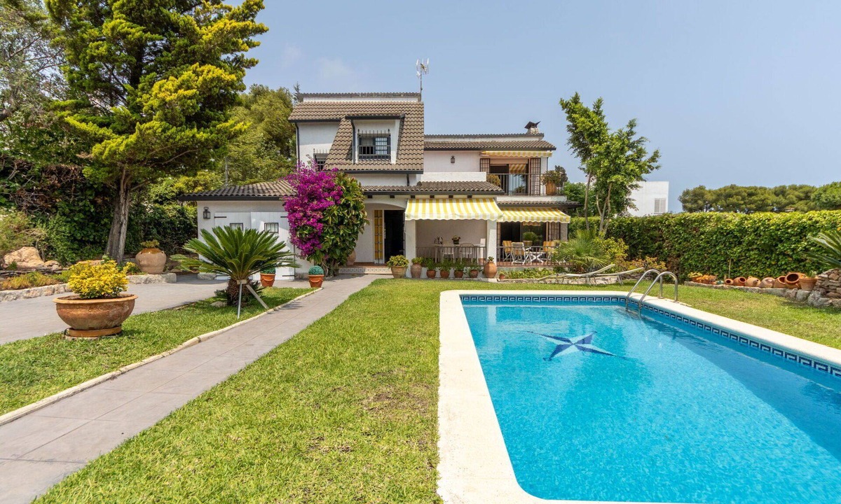 El Vendrell House | Stunning private villa for 8 guests with WIFI, private pool, A/C, TV, terrace and pets allowed