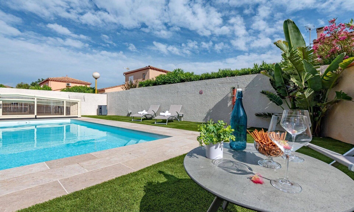 Le Barcares Villa | Stunning private villa for 6 people with private pool, A/C, WIFI, TV, terrace and pets allowed
