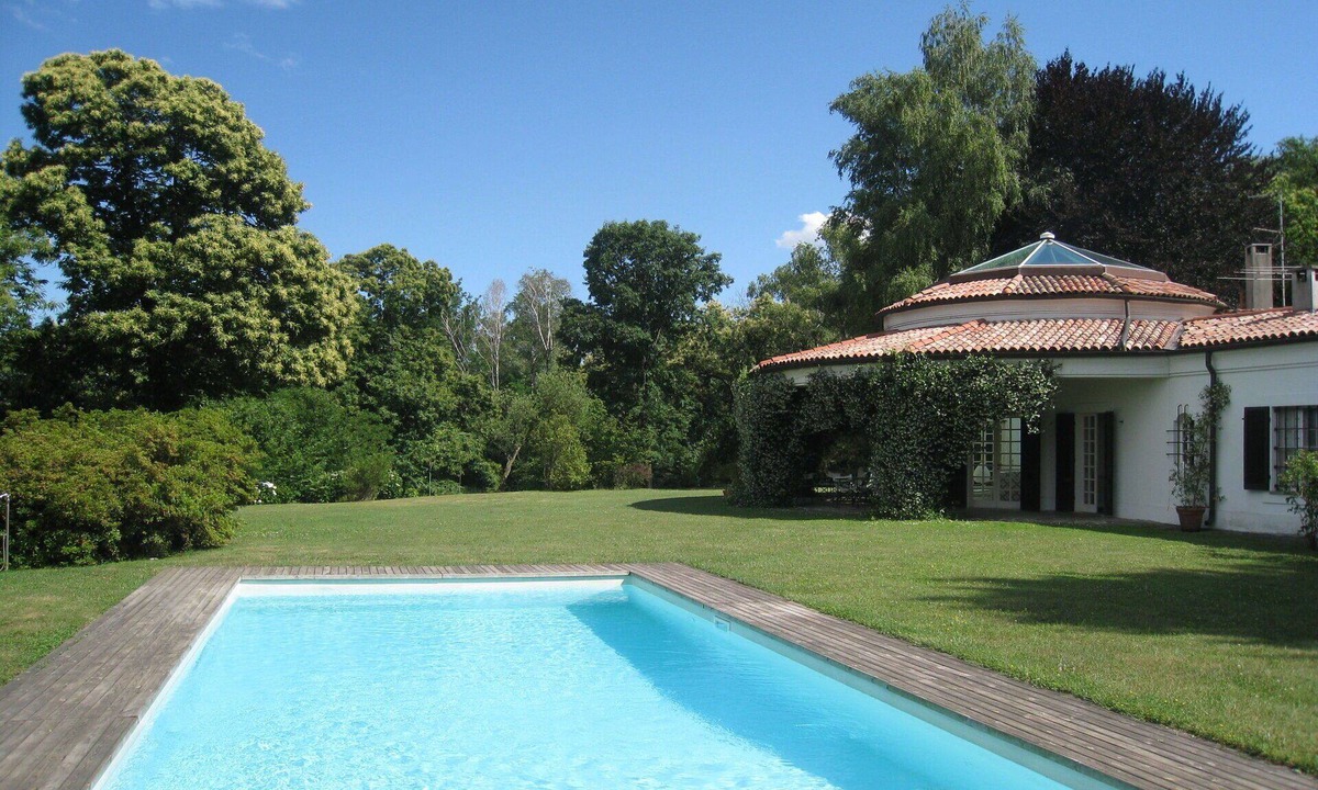 Dormelletto Villa | Stunning private villa for 12 people with WIFI, private pool, TV and patio