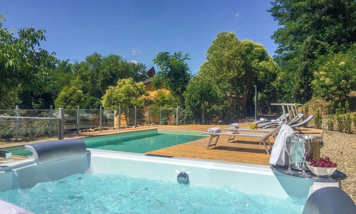 Montevarchi Villa | Stunning private villa for 12 people with WIFI, hot tub, A/C, private pool and TV
