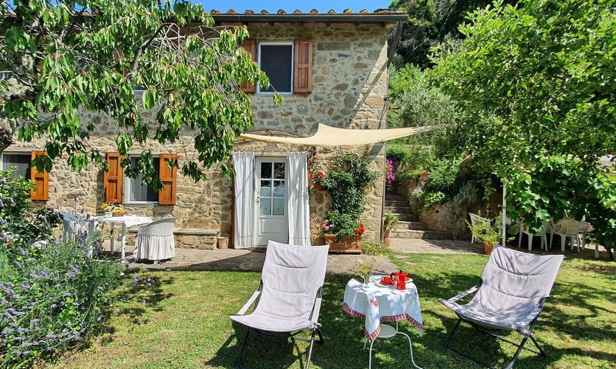 Petrognano Villa | Stunning private villa with A/C, hot tub, internet, TV, pets allowed, panoramic view, close to Lucca