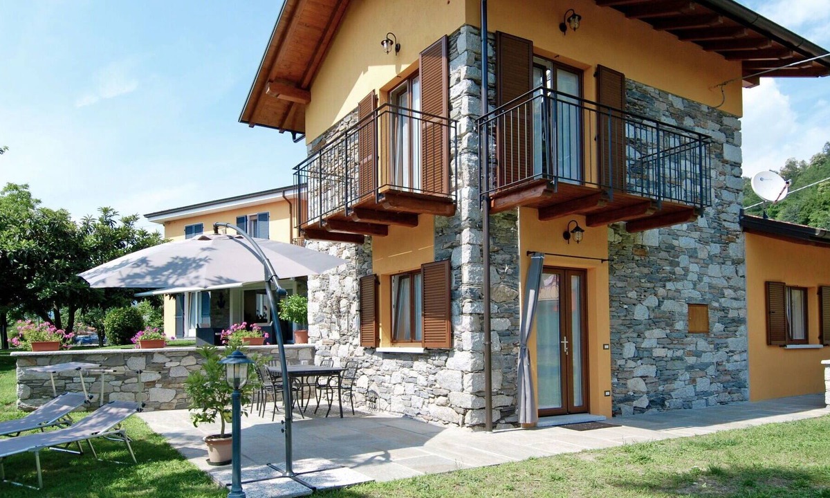 Pettenasco House | Stunning private villa for 4 people with WIFI, TV, terrace, pets allowed and parking