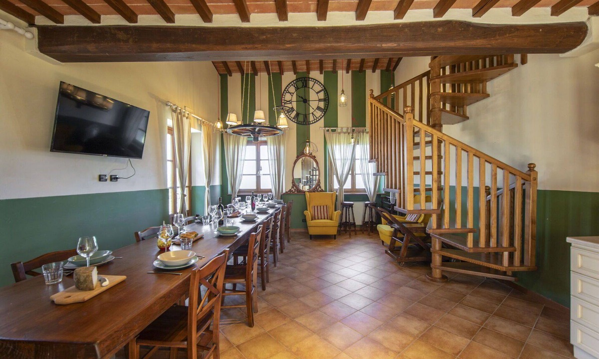 Lucignano House | Stunning private villa for 10 guests with WIFI, private pool, hot tub, A/C, TV and terrace