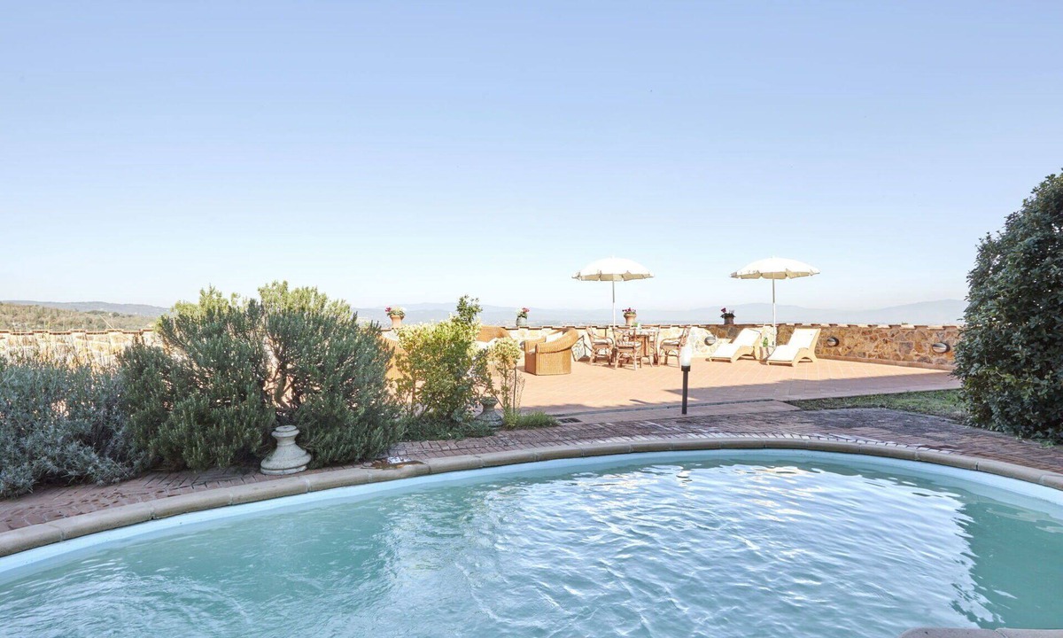 Lucignano House | Stunning private villa for 16 guests with hot tub, private pool, A/C, WIFI, TV and balcony