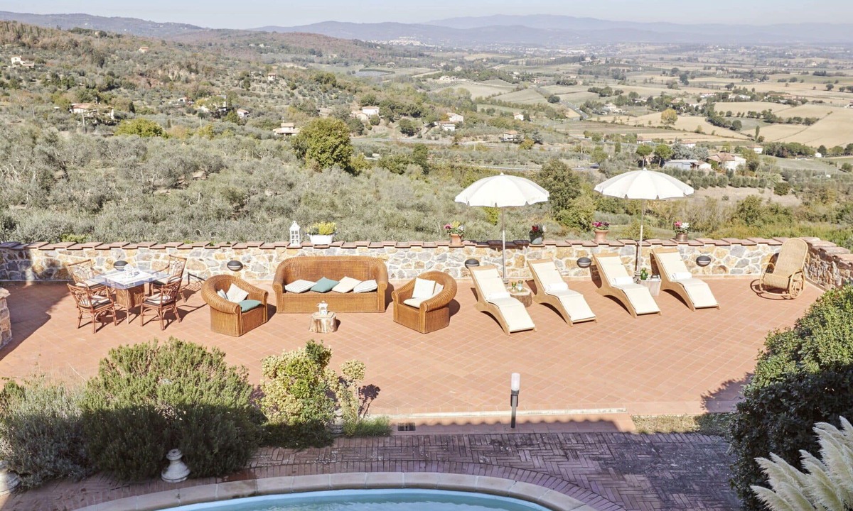 Lucignano House | Stunning private villa for 26 guests with A/C, hot tub, private pool, WIFI, TV and terrace