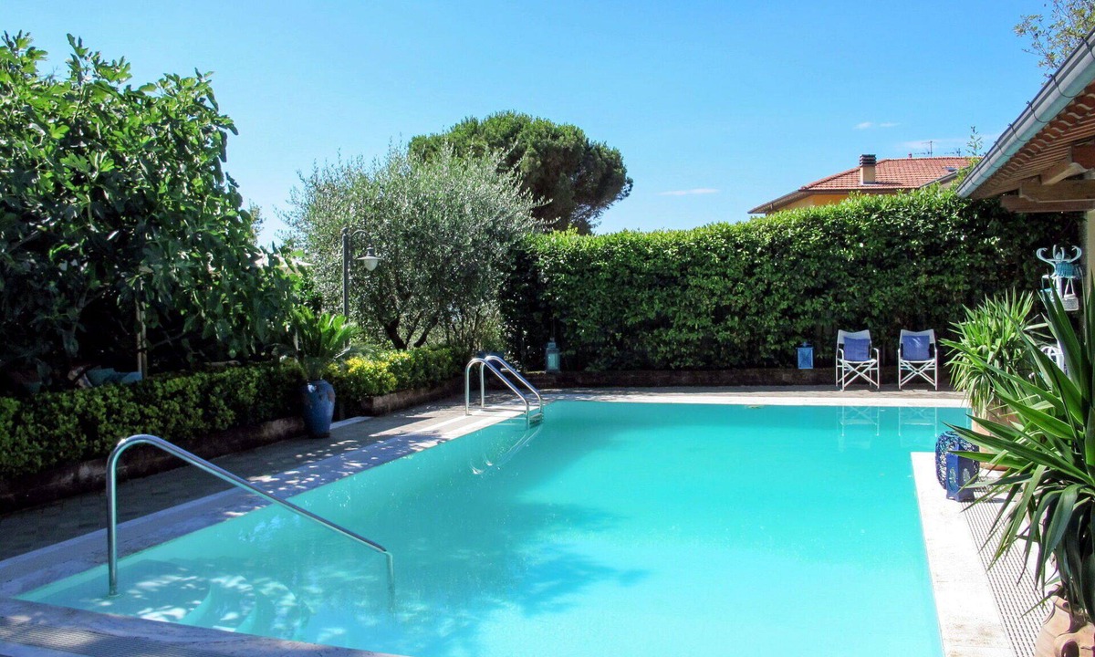 Corsanico Villa | Stunning private villa for 9 people with A/C, private pool, WIFI, TV, patio and pets allowed