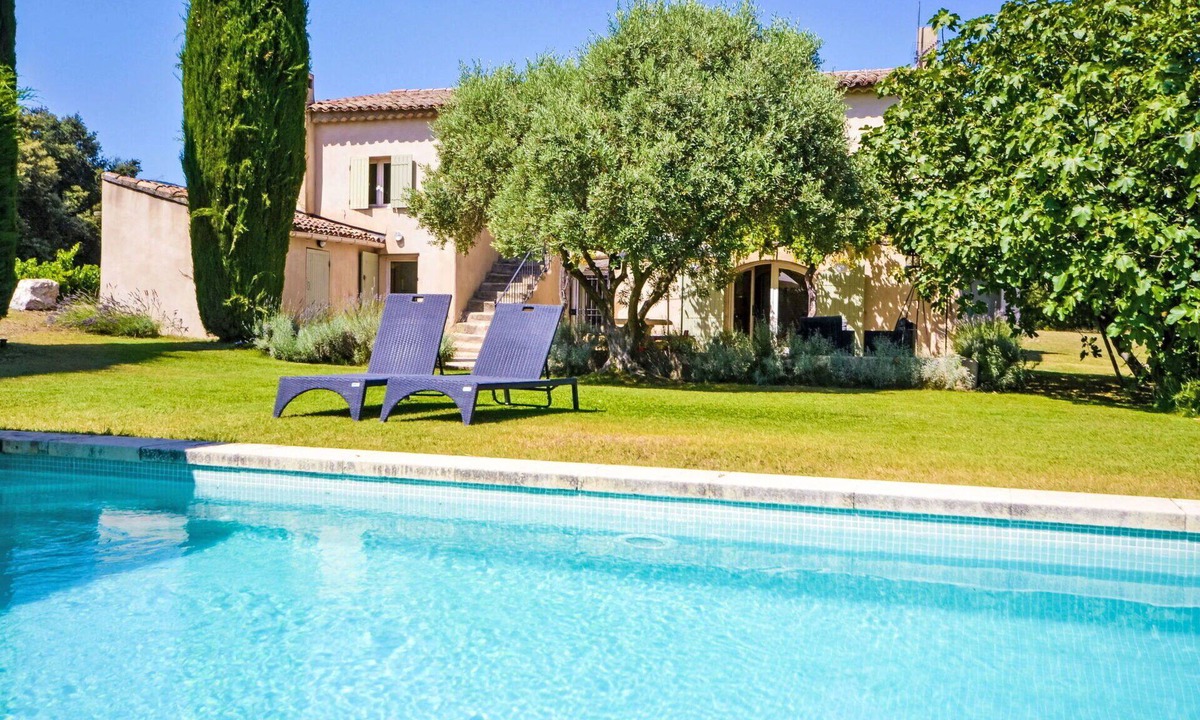 Cucuron House | Stunning private villa for 9 guests with WIFI, private pool, TV and terrace