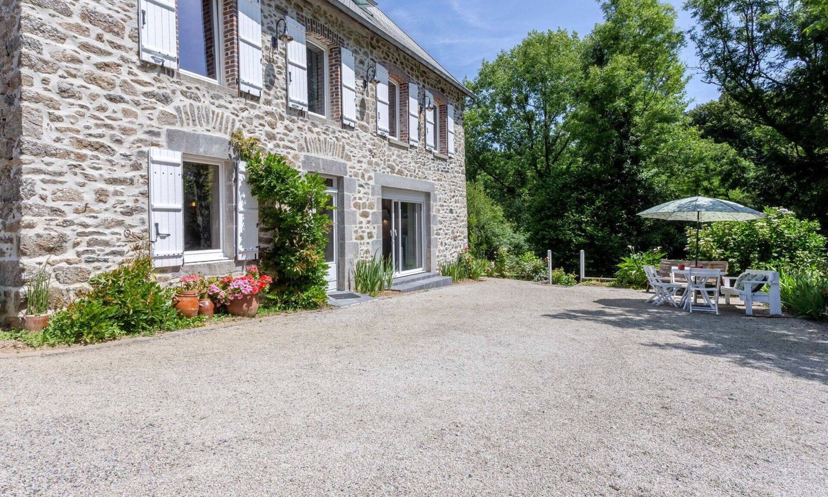 Gratot House | Stunning private villa for 6 guests with WIFI, TV and terrace