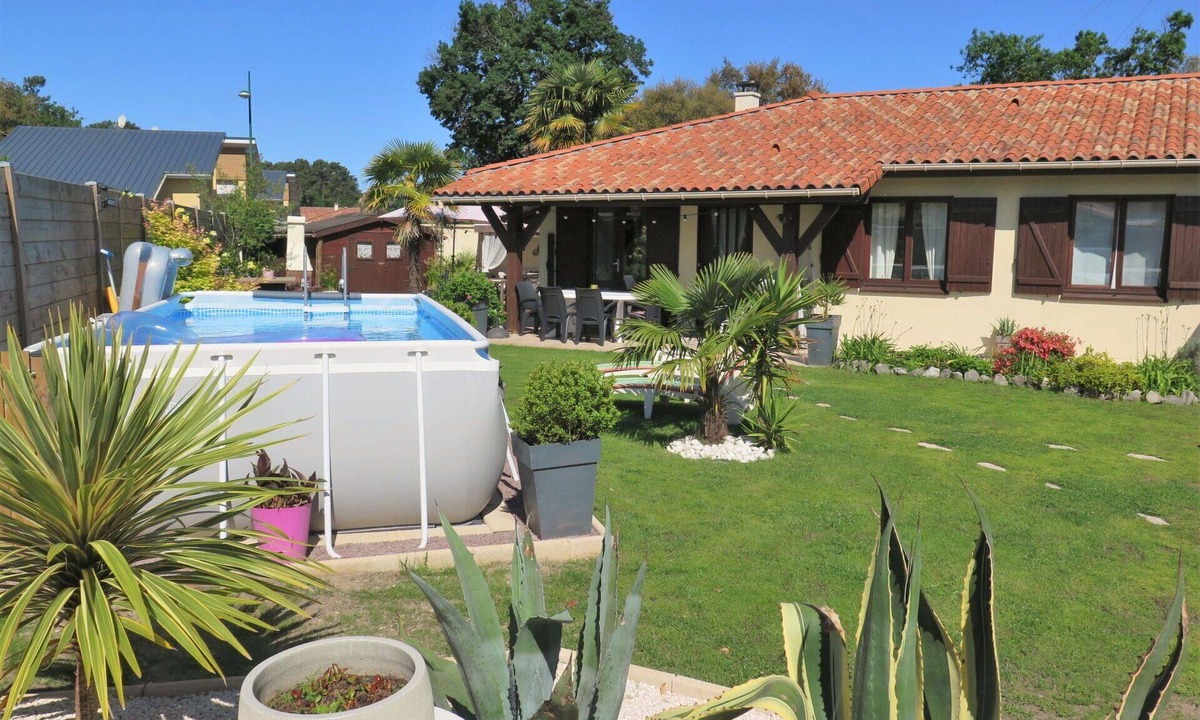 Labenne House | Stunning private villa for 4 people with WIFI, private pool, TV, terrace and pets allowed