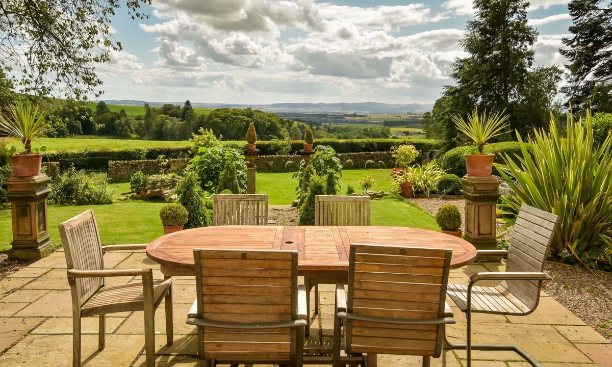 Kirriemuir Villa | Stunning private villa for 10 guests with WIFI, patio and panoramic view