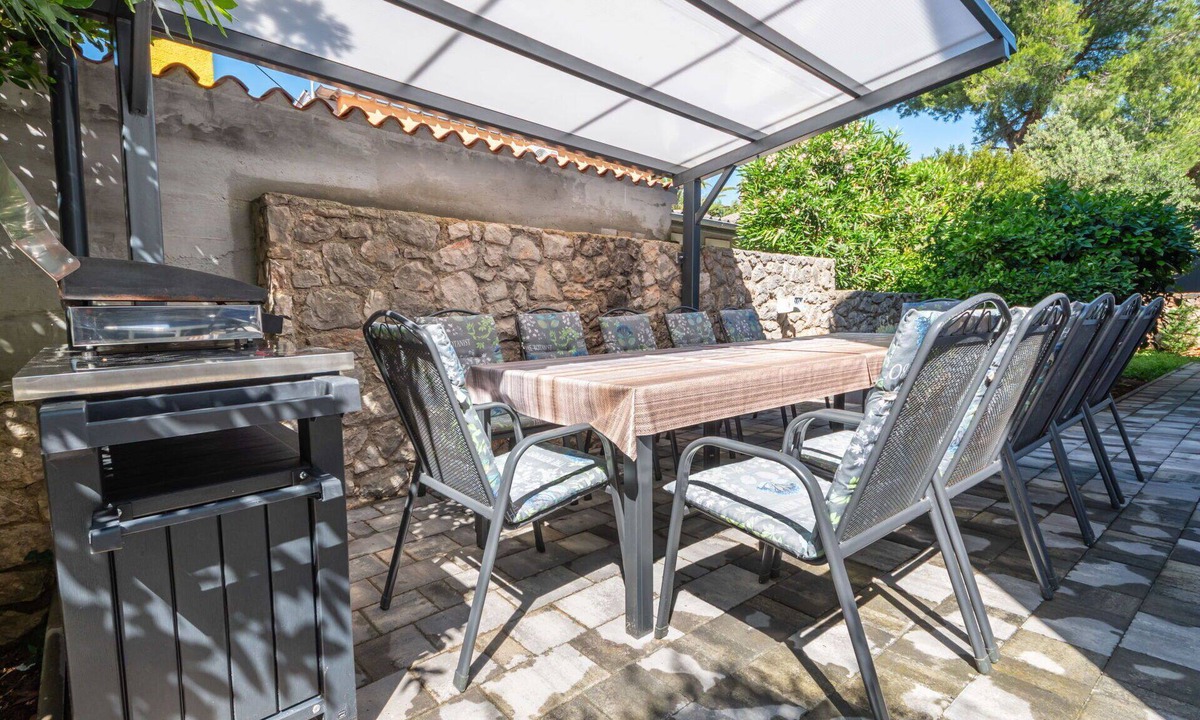Artatore House | Stunning private villa for 12 people with WIFI, hot tub, A/C, TV and patio