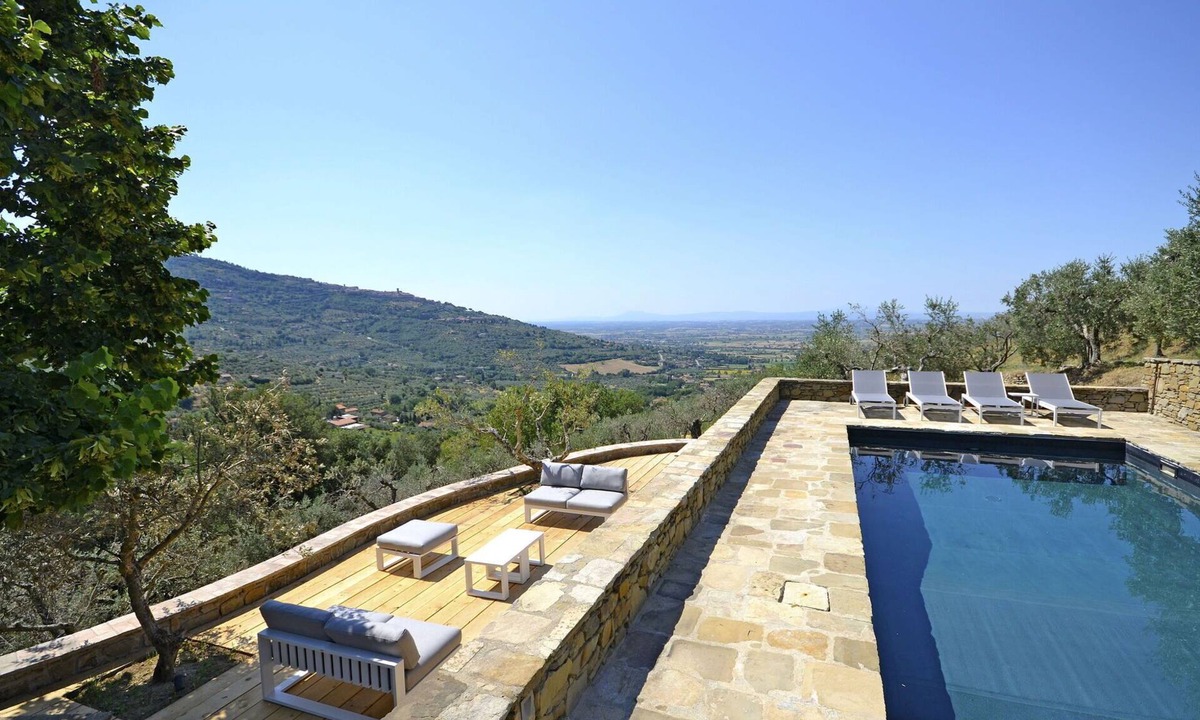 Cortona Villa | Stunning private villa for 8 guests with private pool, A/C, WIFI, TV, patio and panoramic view