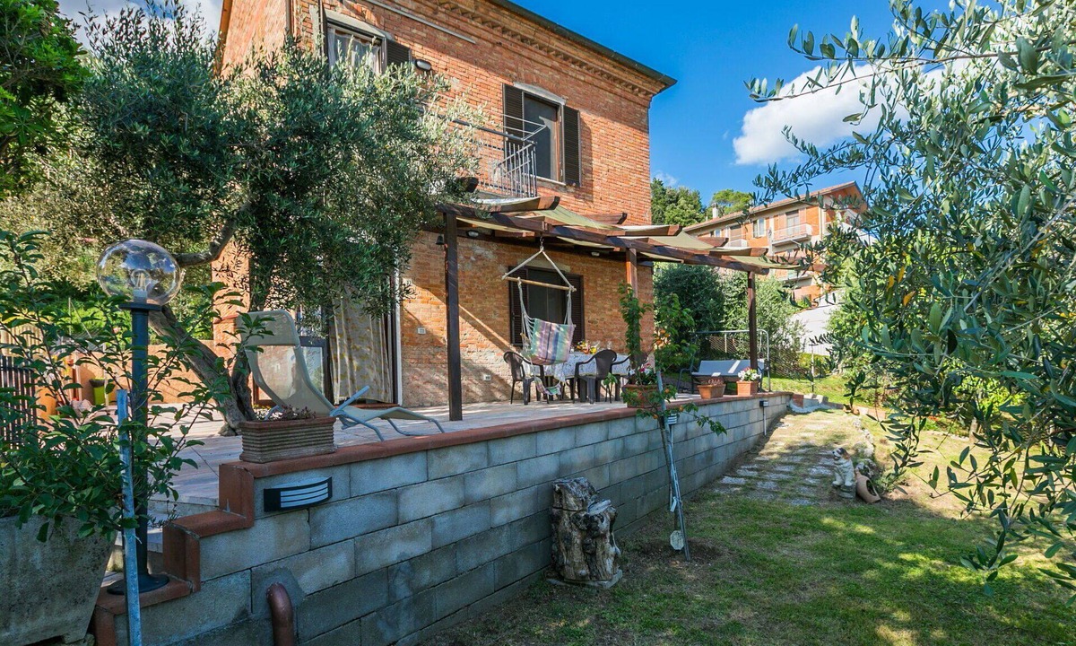 Chiusi House | Stunning private villa for 7 guests with WIFI, A/C, terrace, pets allowed and panoramic view