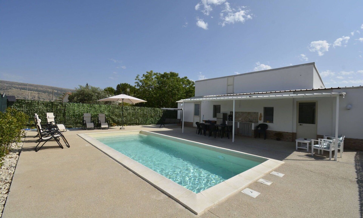 Comiso Villa | Stunning private villa for 6 guests with private pool, WIFI, A/C, patio and pets allowed