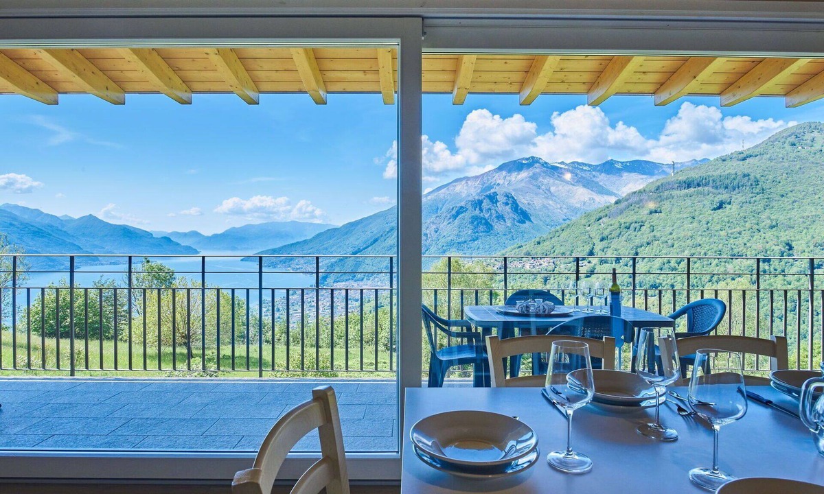 Peglio House | Stunning private villa for 8 people with WIFI, TV, terrace and pets allowed