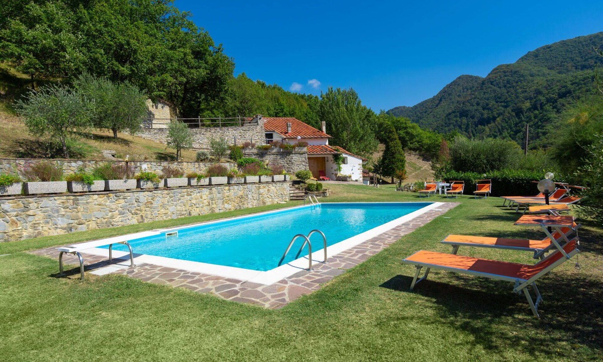 Vicchio House | Stunning private villa for 10 guests with WIFI, private pool, TV, patio and pets allowed