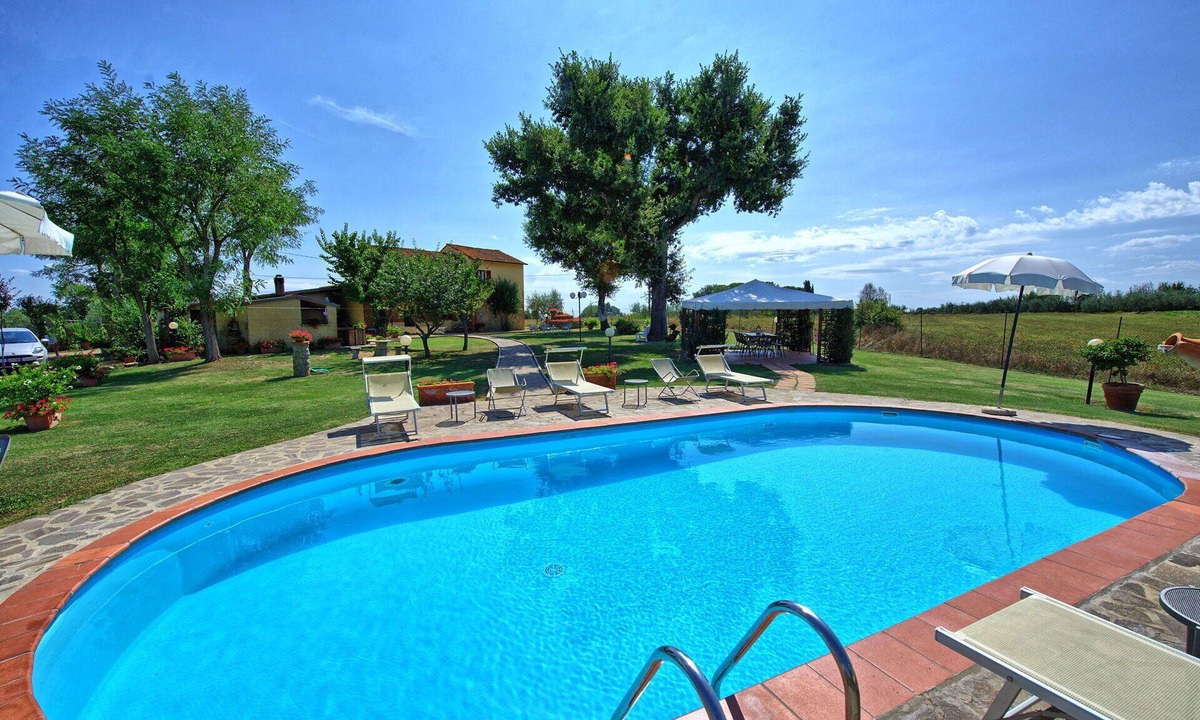 Le Piazze Villa | Stunning private villa with WIFI, private pool, TV, pets allowed and panoramic view, close to Ar.
