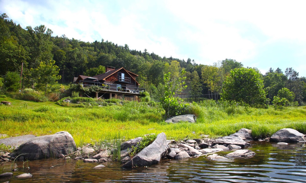 Rowland House | Stunning Riverfront Log Cabin With Spectacular Views