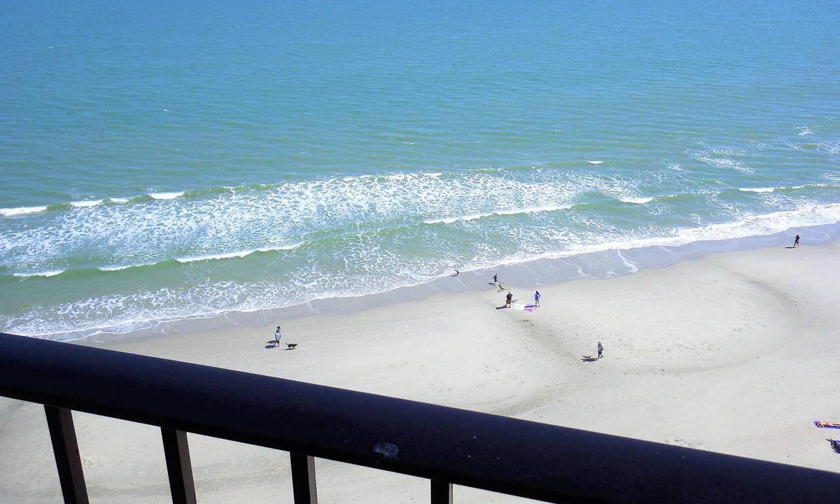 Garden City Condo | Stunning Royal Garden Unit 1002