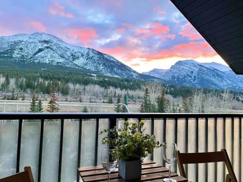 Canmore Apartment | Stunning Silver Creek 1Br Mtn view penthouse