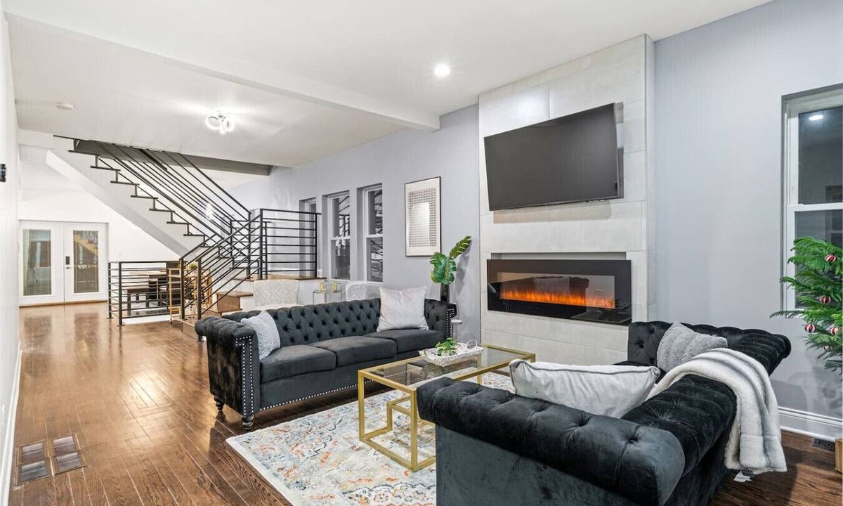 Cragin House | Stunning & Spacious 7BD Home with garage!