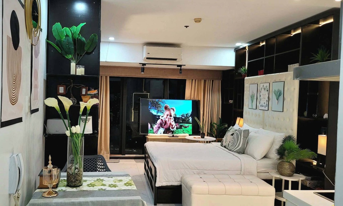 Downtown Condo | STUNNING STUDIO WITH AWESOME BALCONY & 65" TV &KARAOKE