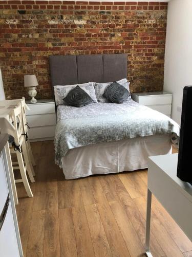 Banstead Apartment | Stunning Studio1, Banstead with free off st parking